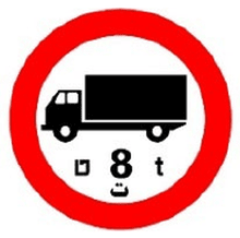 אסורה הכניסה לרכב מנועי מסחרי שמשקלו הכולל המותר בטונות עולה על הרשום בתמרור.